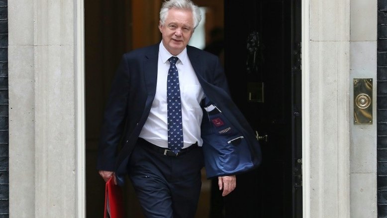 Planos de Theresa May para Brexit dinamitam seu governo