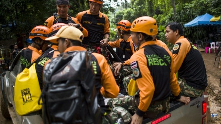 Meninos presos em caverna da Tailândia enviam cartas aos pais