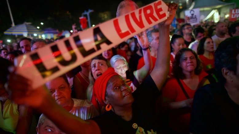 Com Chico Buarque e Gilberto Gil, 'Festival Lula Livre' reúne milhares no Rio
