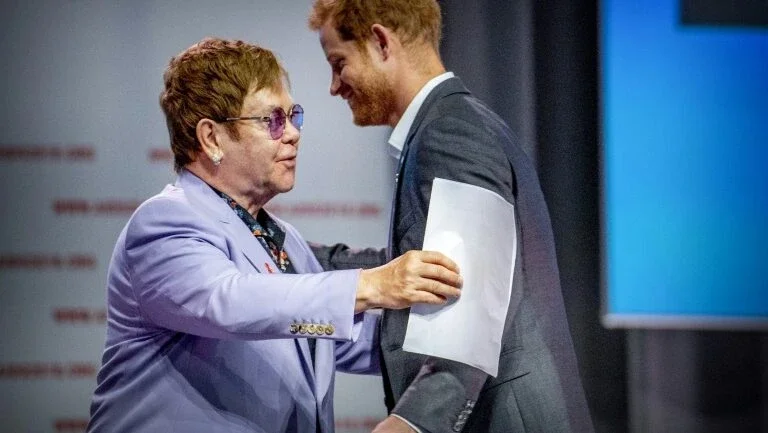 Elton John acusa a Rússia e o Leste Europeu de discriminar gays