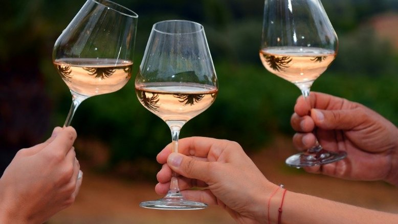 Milhões de litros de vinho rosé espanhol são vendidos como se fossem da França