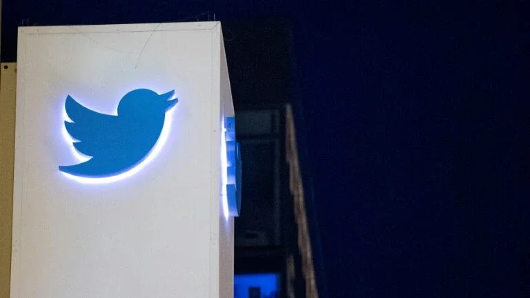 Ações do Twitter caem por temores sobre base de usuários