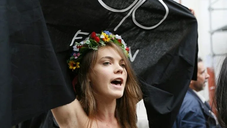 Fundadora do grupo Femen comete suicídio em Paris