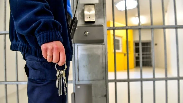 Prisão perpétua para jovem que matou namorado a tiros na Argentina