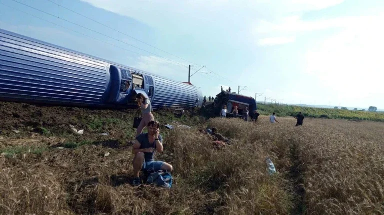 Descarrilamento de trem deixa 10 mortos e 73 feridos na Turquia