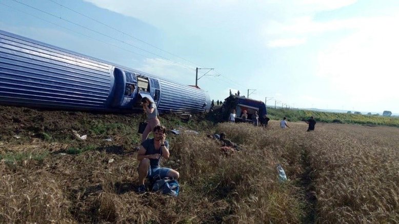 Descarrilamento de trem deixa 10 mortos e 73 feridos na Turquia