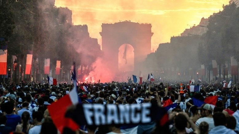 Festa nacional: 845 carros queimados e 508 detidos na França