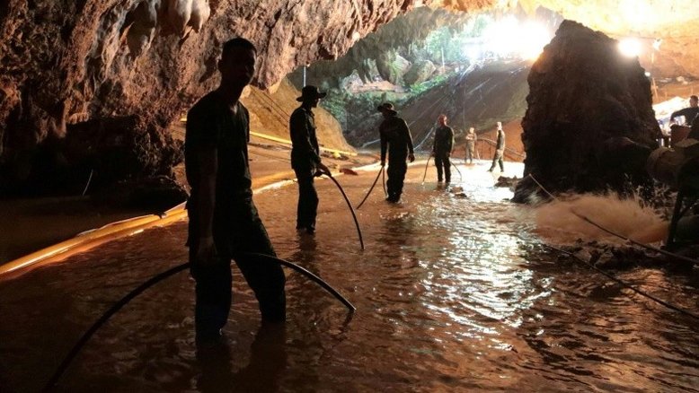 Equipes retomam nesta 2ª resgaste de grupo em caverna na Tailândia