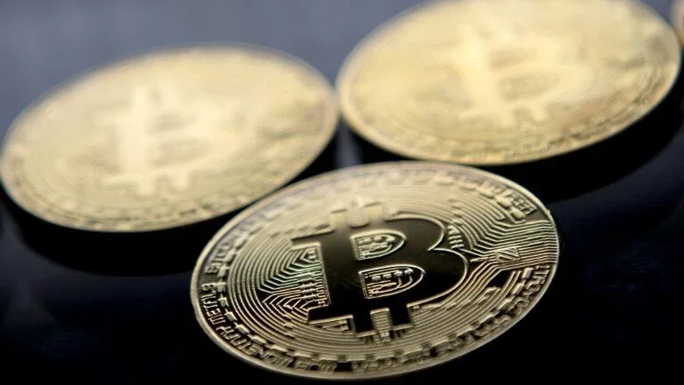 Bitcoin volta a disparar e supera os US$ 8 mil