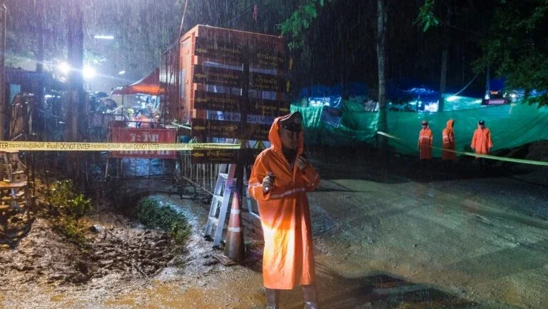 Tailândia inicia operação de resgate de meninos presos em caverna
