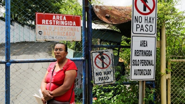 Familiares de detidos evacuam entrada de prisão na Nicarágua