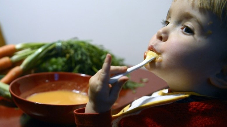 Estudo aponta relação entre alimentação sólida e sono infantil