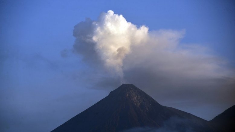 Vulcão de Fogo continua ativo, um mês após potente erupção na Guatemala