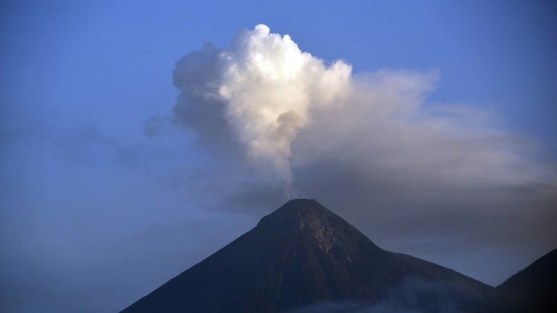 Vulcão de Fogo continua ativo, um mês após potente erupção na Guatemala