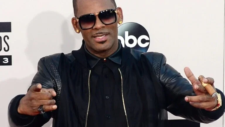 R. Kelly contra-ataca e revela ter sofrido abuso sexual em nova música