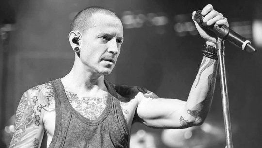 Chester Bennington é homenageado por Linkin Park um ano após sua morte