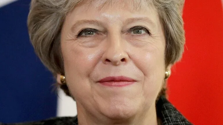 Theresa May assume comando da negociação do Brexit