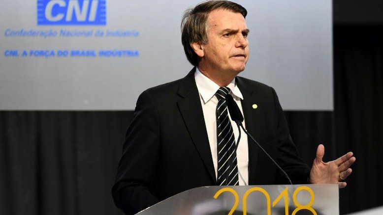 Bolsonaro lidera corrida presidencial em pesquisa divulgada pela Record