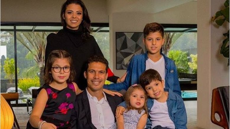 Hernanes anuncia no Instagram que o casamento com Erica Lima acabou