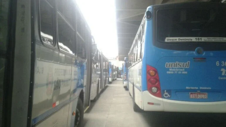 Homem é detido por se masturbar em ônibus na zona sul de SP