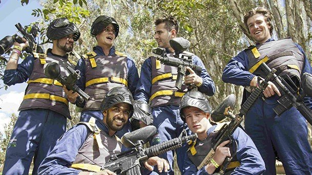 Mansão abandonada de Pablo Escobar vira arena de paintball