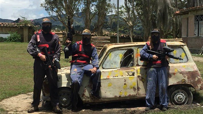 Mansão abandonada de Pablo Escobar vira arena de paintball
