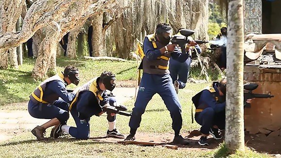 Mansão abandonada de Pablo Escobar vira arena de paintball
