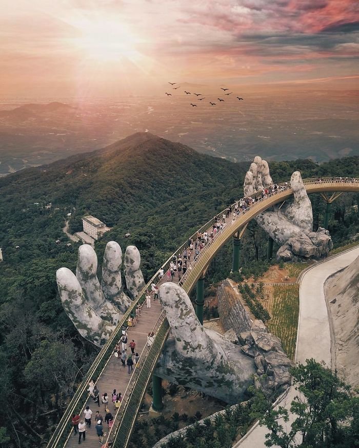 Fotos impressionantes: Vietnã inaugura ponte sustentada por mãos gigantes