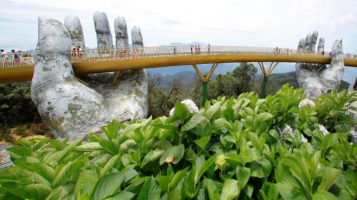 Fotos impressionantes: Vietnã inaugura ponte sustentada por mãos gigantes