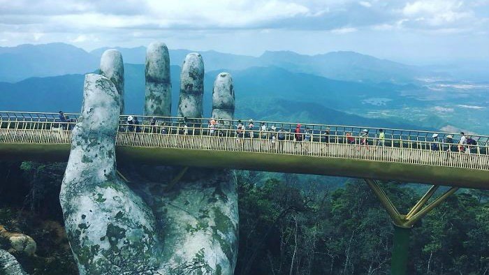 Fotos impressionantes: Vietnã inaugura ponte sustentada por mãos gigantes