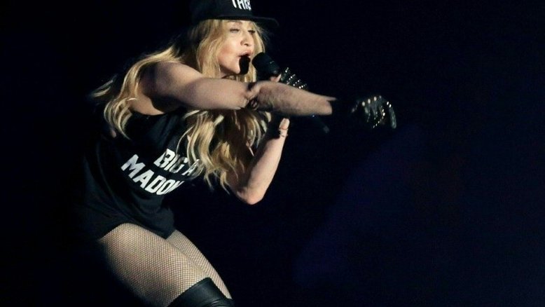 Madonna comenta rumores de implante no bumbum: "Tenho direito"