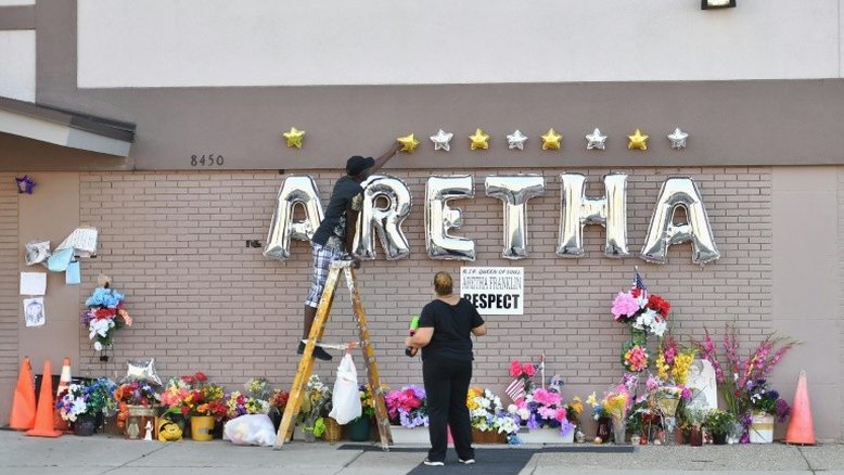 O último adeus a Aretha Franklin na igreja de seu pai antes de show