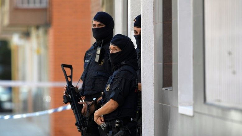 Homem é abatido durante ataque terrorista com faca a delegacia na Espanha