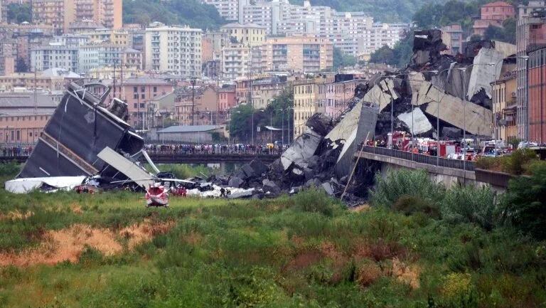Viaduto desaba e deixa 22 mortos na cidade italiana de Gênova