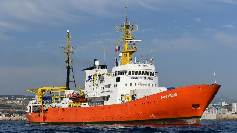 Com 141 pessoas a bordo, 'Aquarius' continua na costa líbia