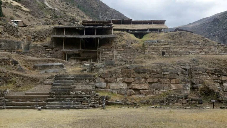 Sepulturas e galerias subterrâneas milenares são descobertas com robôs no Peru