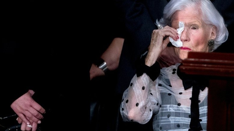 Mãe do senador McCain, de 106 anos, comparece ao funeral do filho