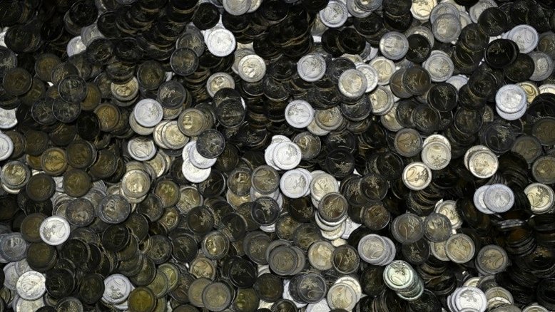 Indonésio paga à ex-esposa mais de US$ 10.000 em... moedas