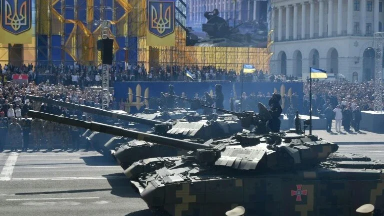Ucrânia celebra aniversário da independência com desfile sem precedentes