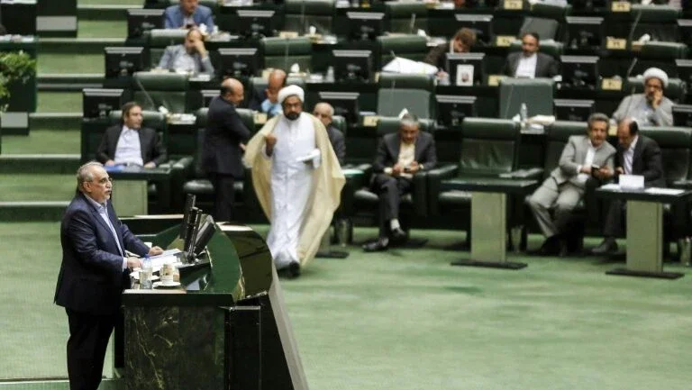 Presidente iraniano sofre nova derrota com demissão de ministro da Economia