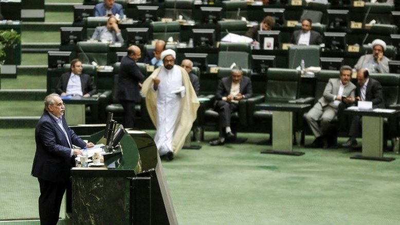 Presidente iraniano sofre nova derrota com demissão de ministro da Economia