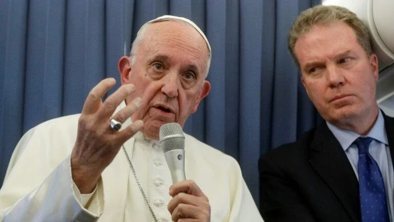 Papa se nega a comentar acusações de arcebispo