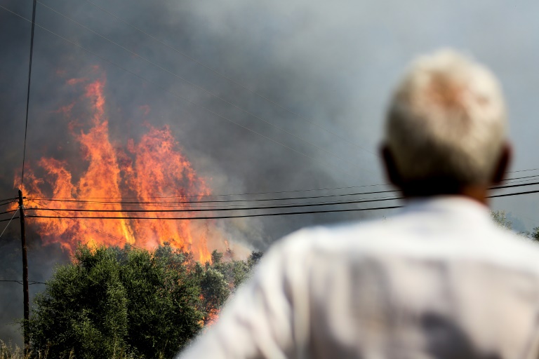 Incêndio ameaça cidade turística em Portugal
