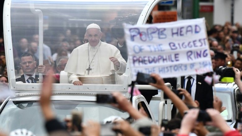 Observadores acreditam que ataque contra papa é complô ultraconservador