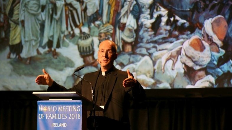 Padre jesuíta defende os LGBT, 'párias' da Igreja