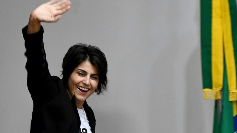 Manuela D'Ávila admite ter passado contato de Greenwald para hacker