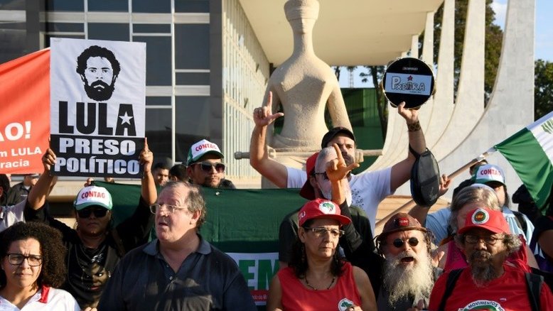 PT lança candidatura de Lula, encarcerado, à Presidência