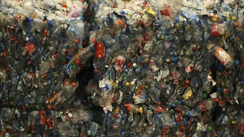 França quer criar 'imposto' para estimular reciclagem do plástico