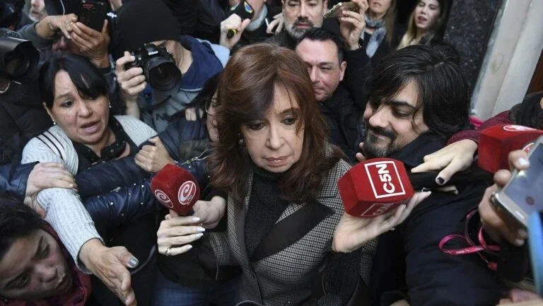 Cristina Kirchner nega ter recebido propina e denuncia "perseguição"