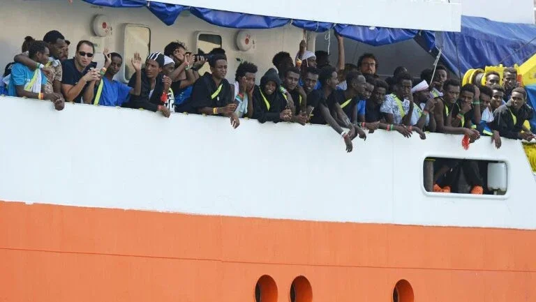 Malta resgata 100 imigrantes e dois cadáveres